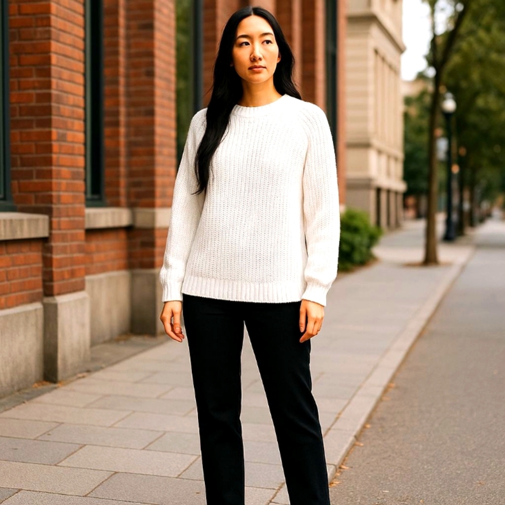 ANN TAYLOR SIZE SMALL OFF White Knit Sweater